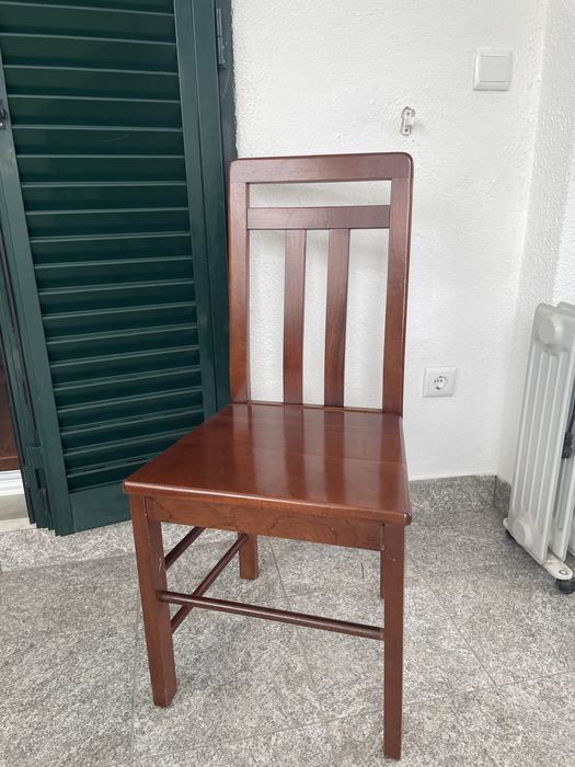 Oferecem-se oito cadeiras