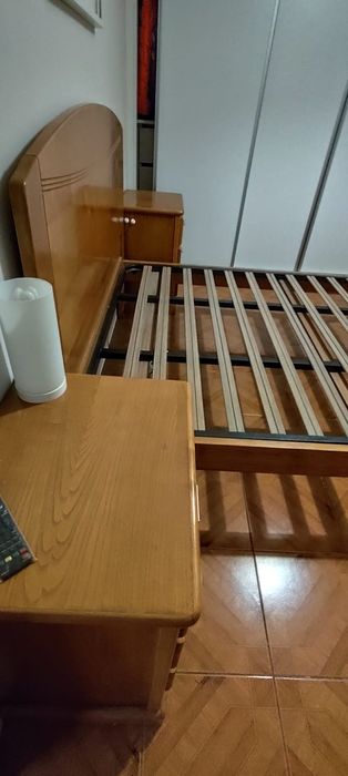 Cama de casal e estrado, com 2 mesinhas de cabeceira em madeira