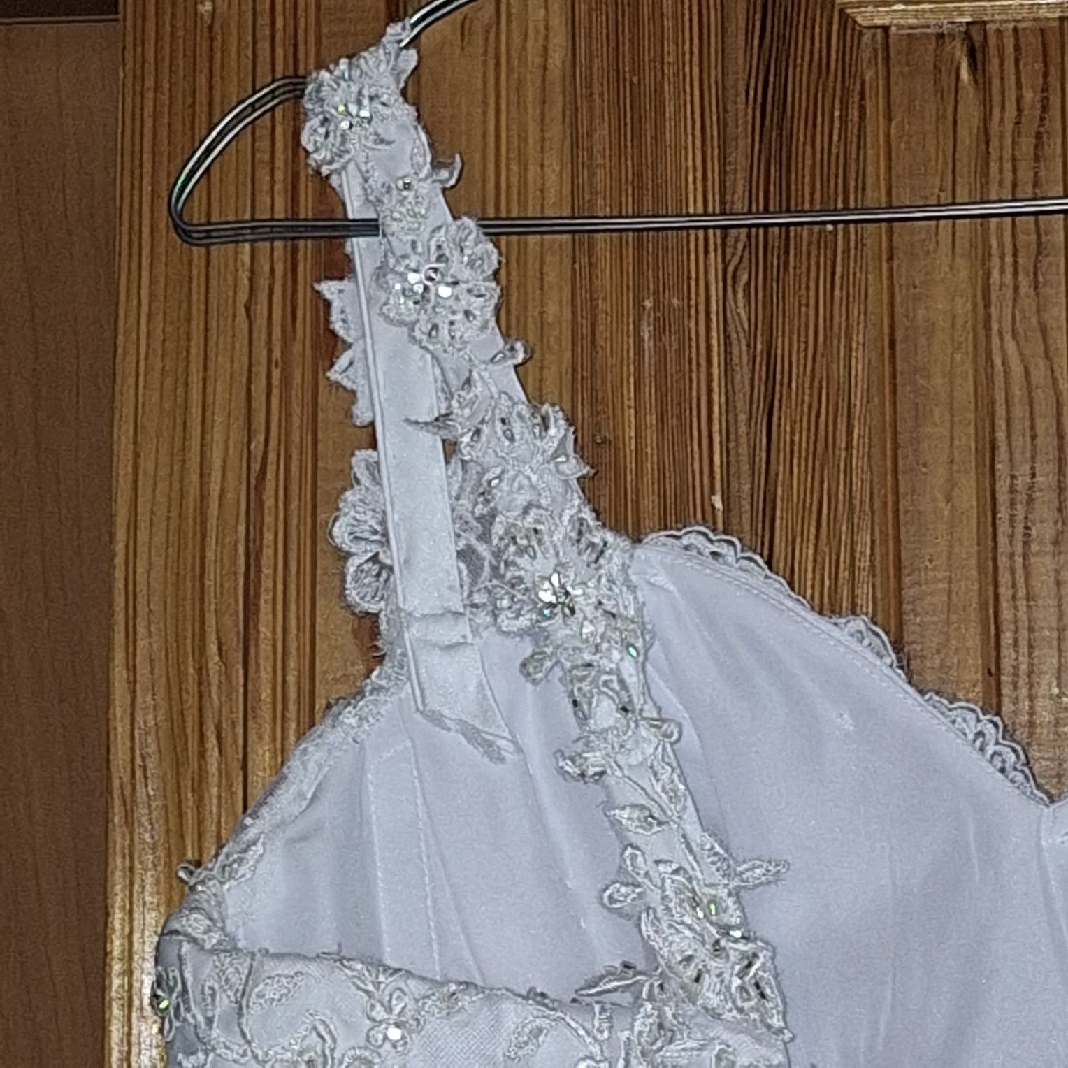 Piękna biała suknia ślubna z koronką