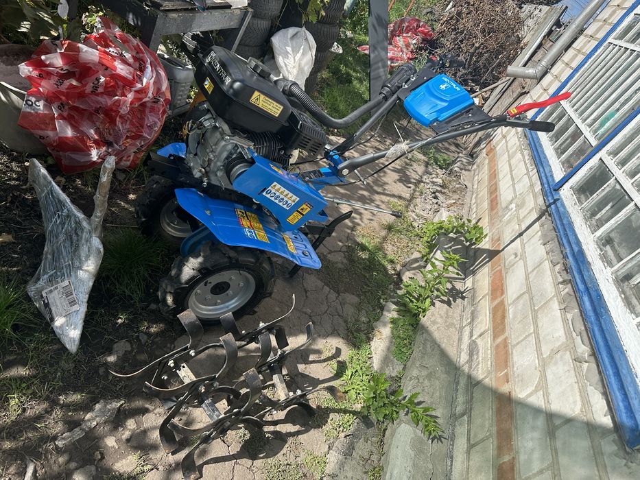 Продам мотоблок новий з плугом і фрезами