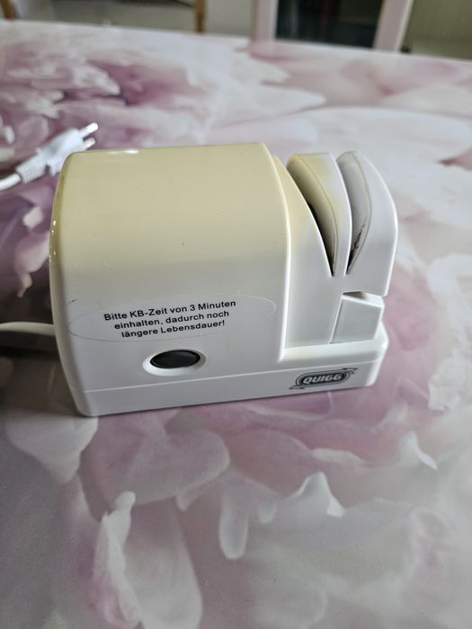 Elektryczna ostrzałka do noży QUIGG