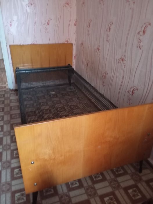Продам ліжко з панцерною ( металевою) сіткою, односпальне.