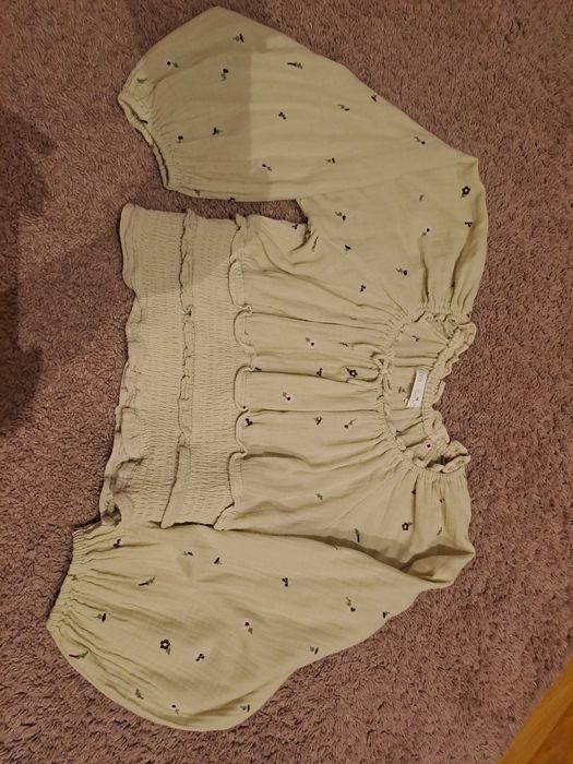 Blusa com mangas balão e bordados.