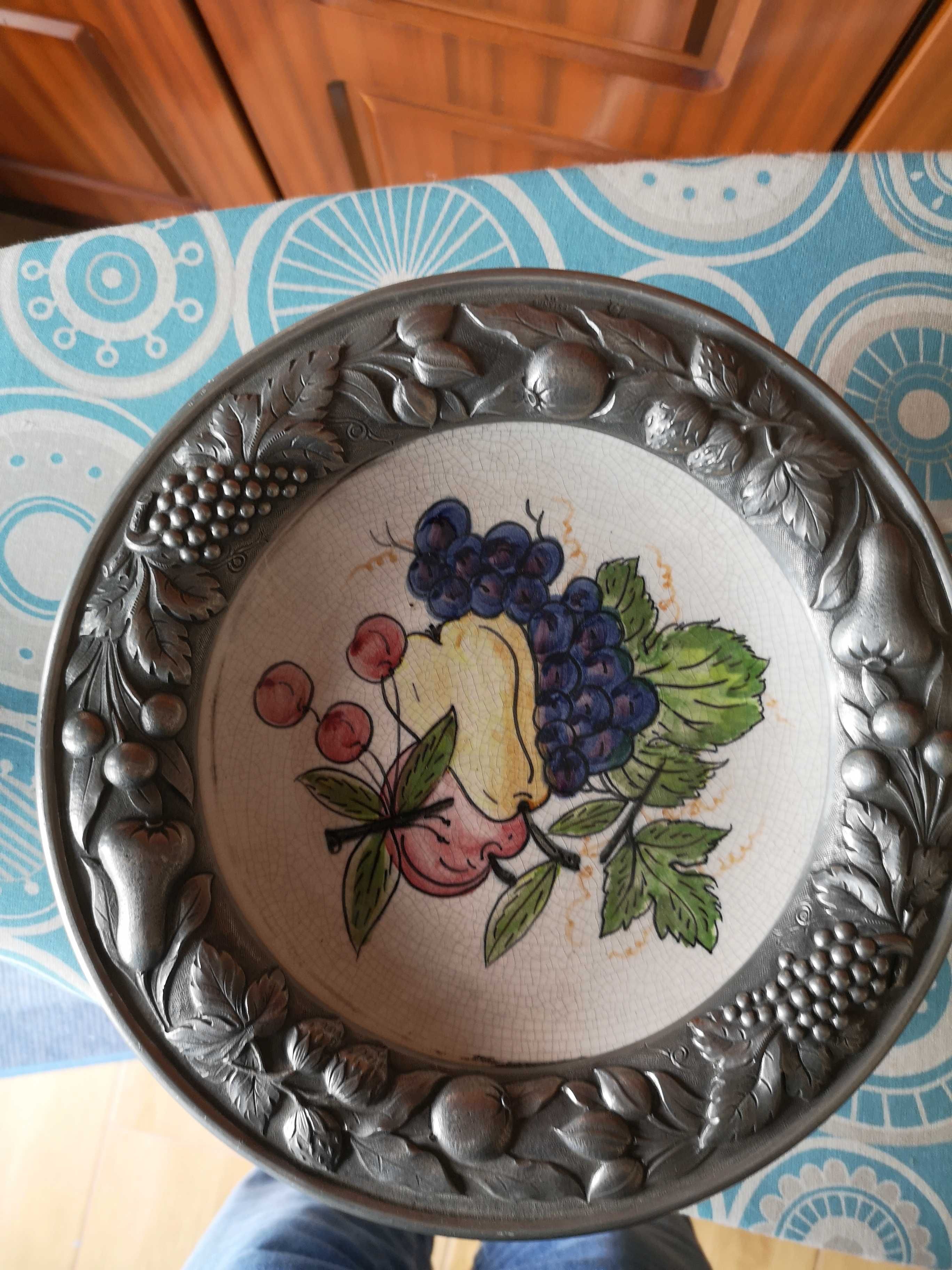 fruteira em porcelana e estanho
