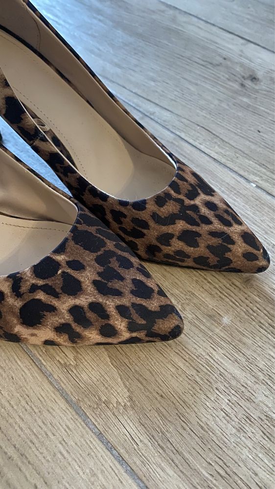 Buty na obcasie w panterkę H&M