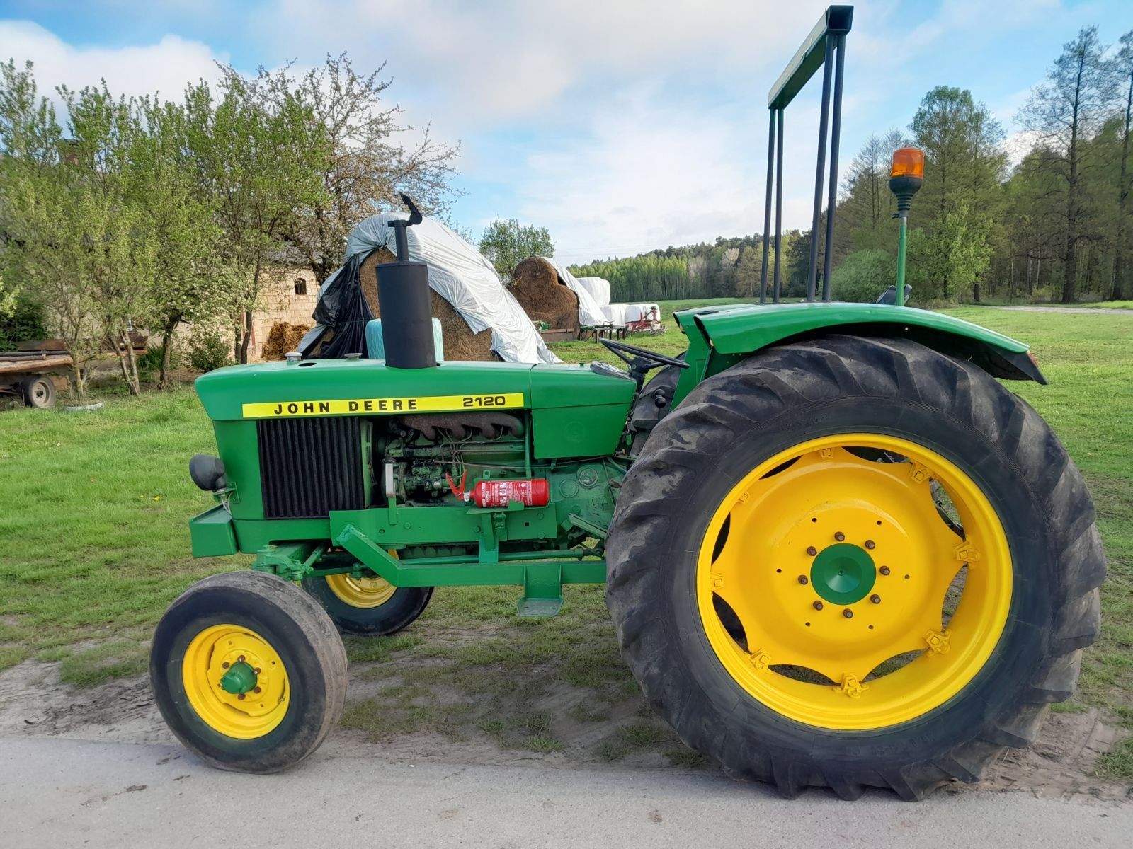 John Deere  2120