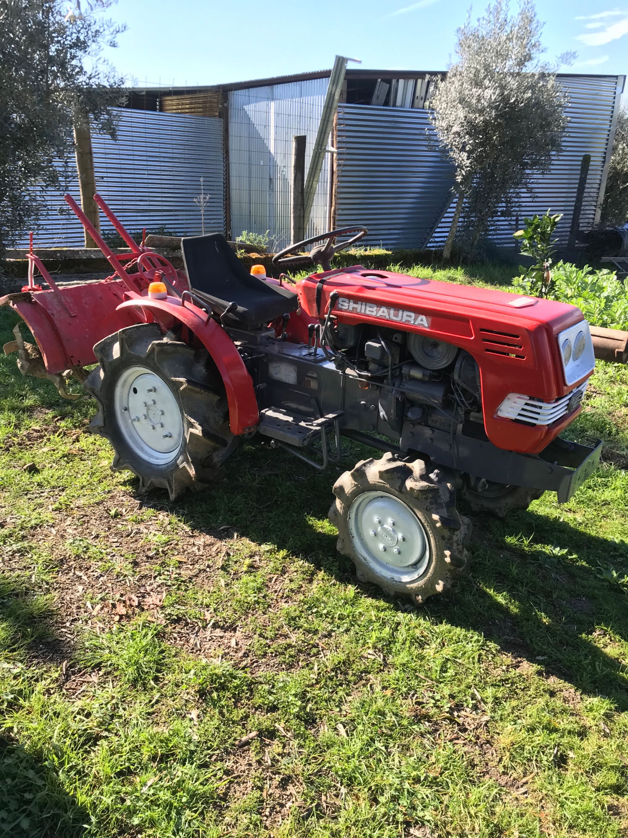 Vendo trator agrícola muito bem estimado