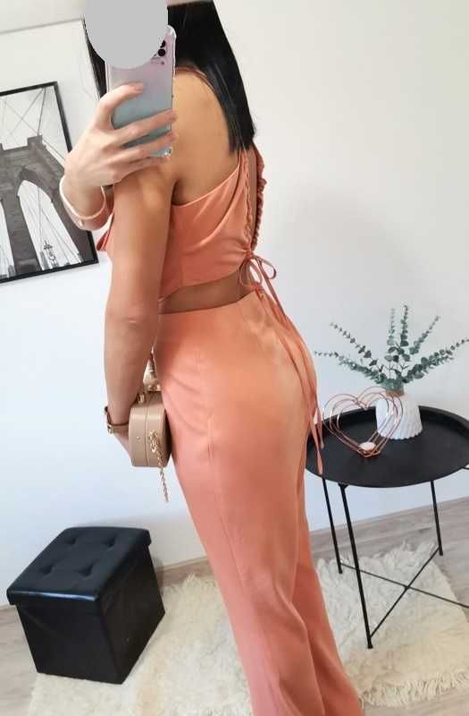 Satynowy kombinezon Lavish Alice cut out z szerokimi nogawkami 38 m