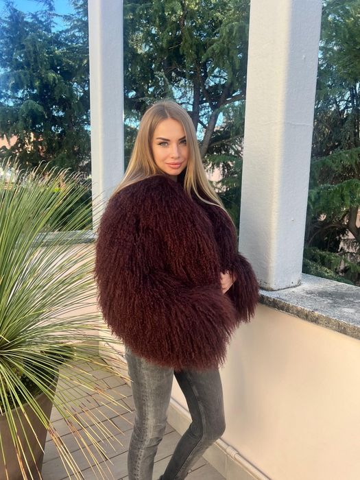 Натуральні шуби з Лами є усі розміри  бордова,.бежева, чорна