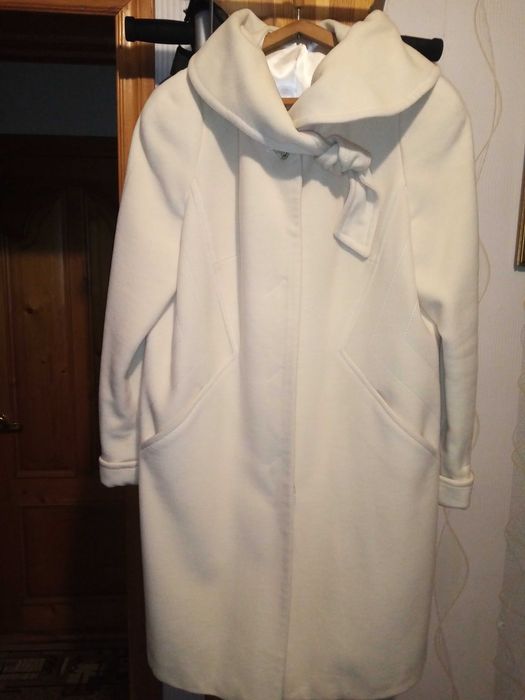 Пальто молочно-белого цвета 46-48