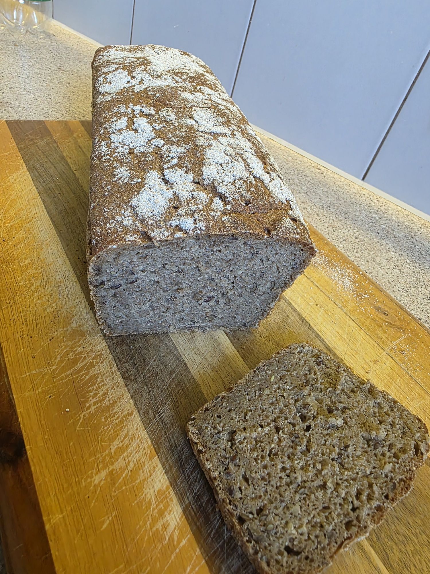 Chleb żytni na zakwasie ok. 1,2 kg z siemnieniem i płatkami owsianymi