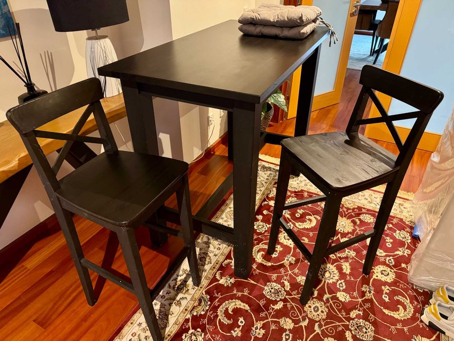 Mesa alta com 2 cadeiras