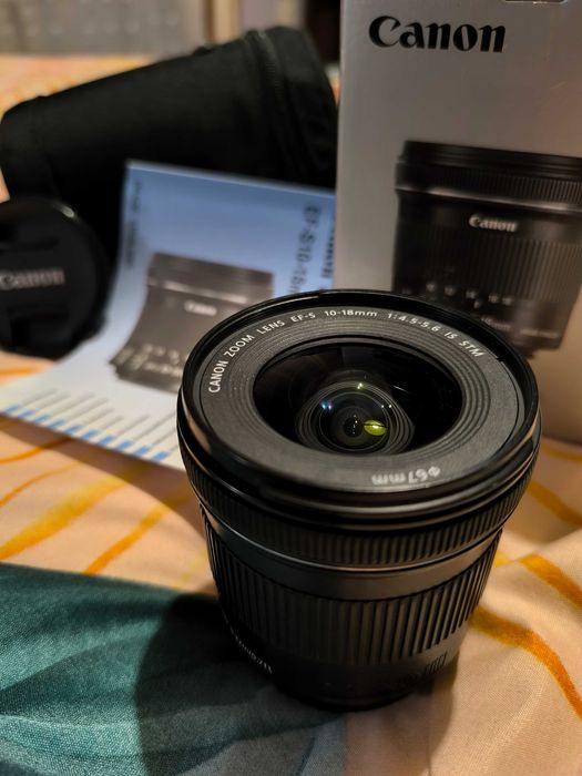 Obiektyw CANON EF-S 10-18 mm.