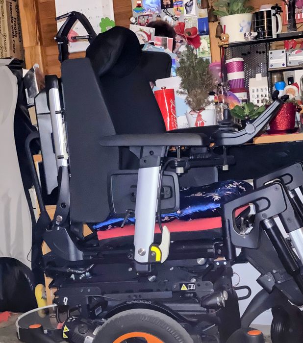 Elektryczny wózek inwalidzki Quickie Q400M pełna elektryka