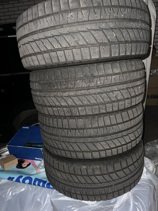 Комплект зимової гуми 245/45/19 в стані нової