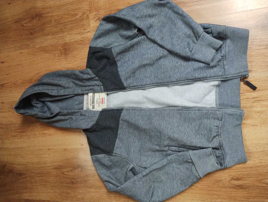 Modna mini paka .Rozmiar 128 .Kamizelka ,spodnie , bluza na suwak.