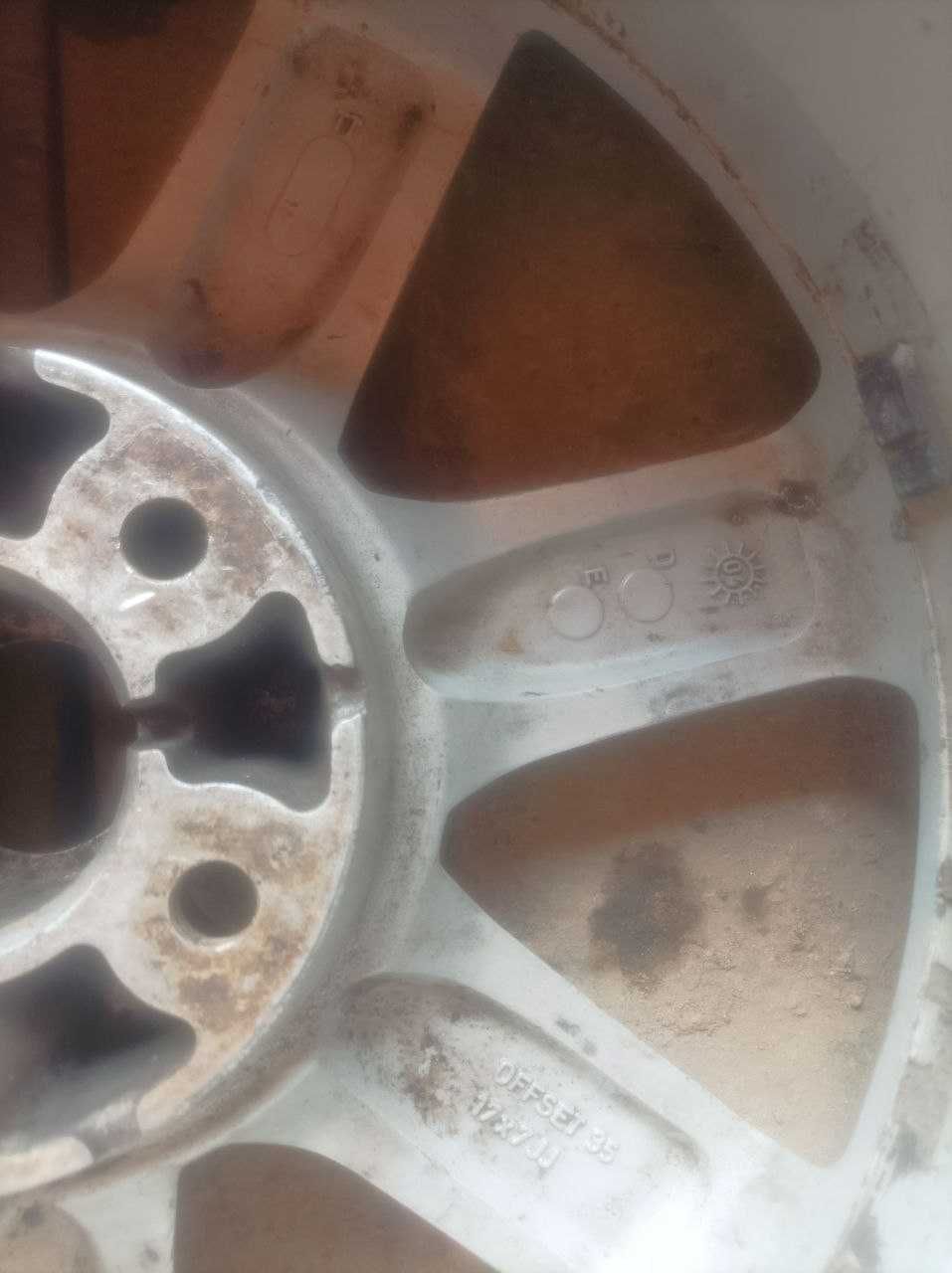 Титановий диск без пошкоджень з зимовою гумою Bridgestone225/55R17 97Q