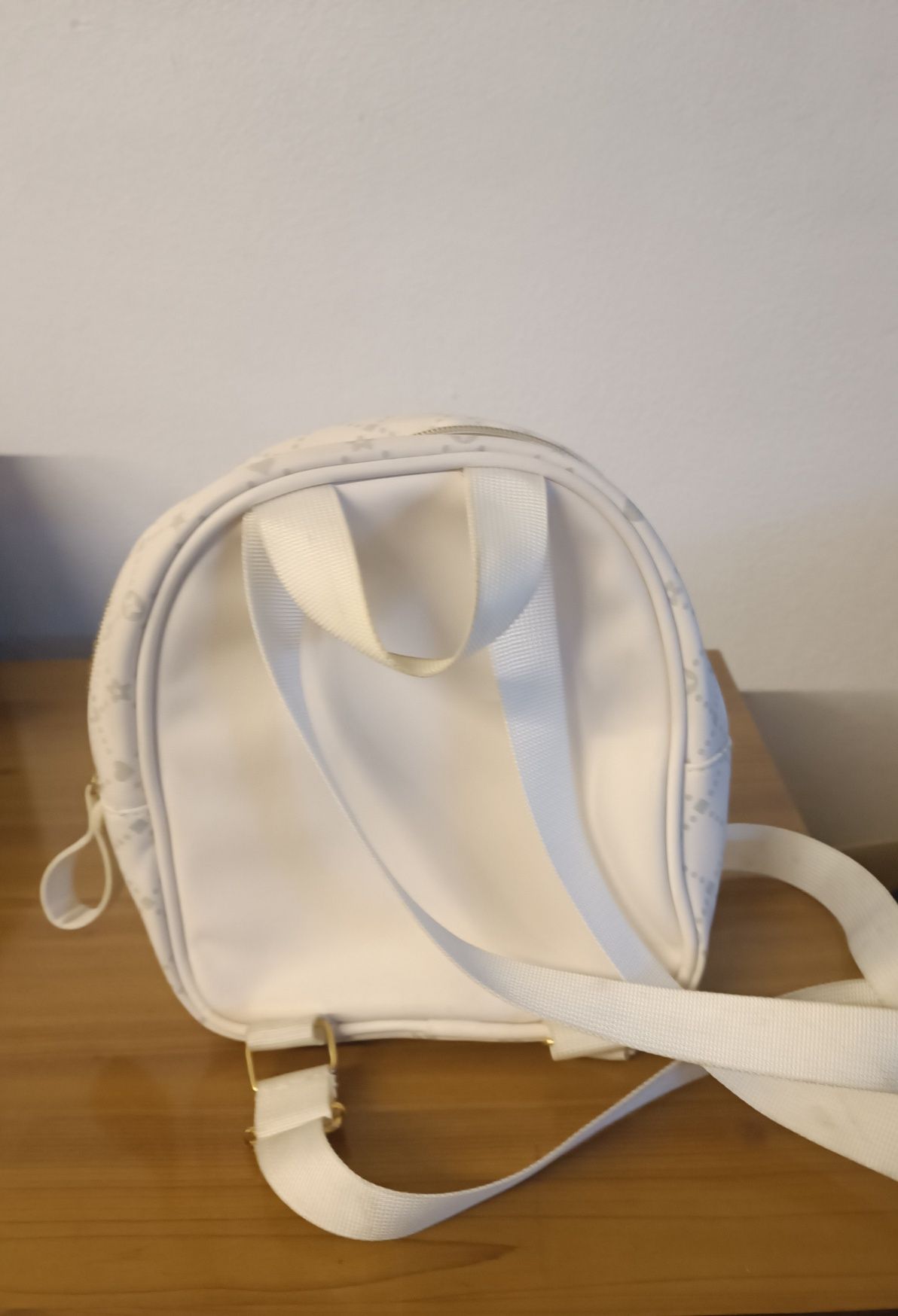 Mochila pequena em tons creme
