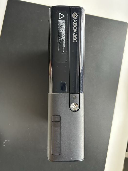 Xbox 360 w zestawie z padem, grami oraz sensor kinect