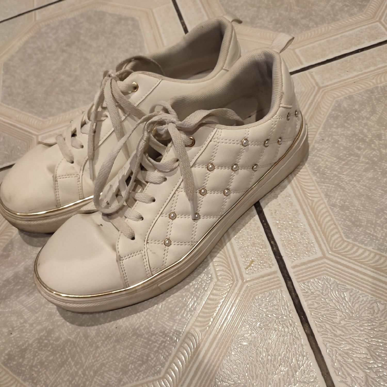 Adidasy białe Primark z cekinami