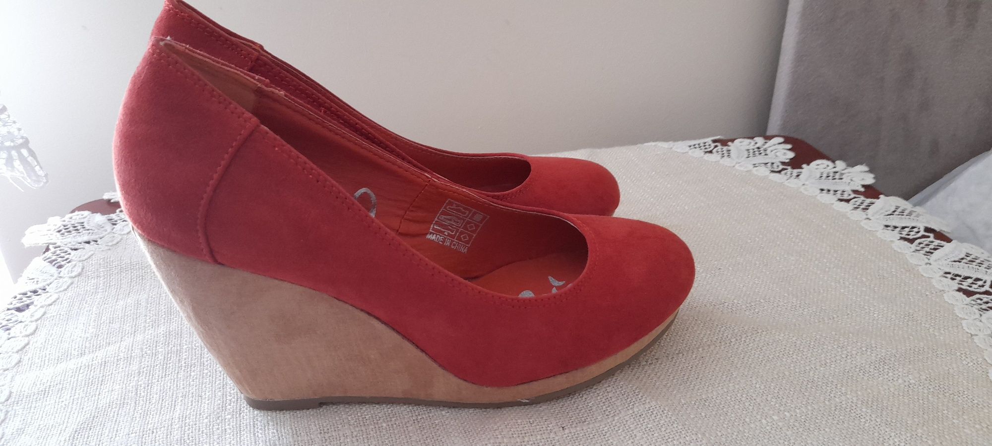 Nowe buty na koturnie.