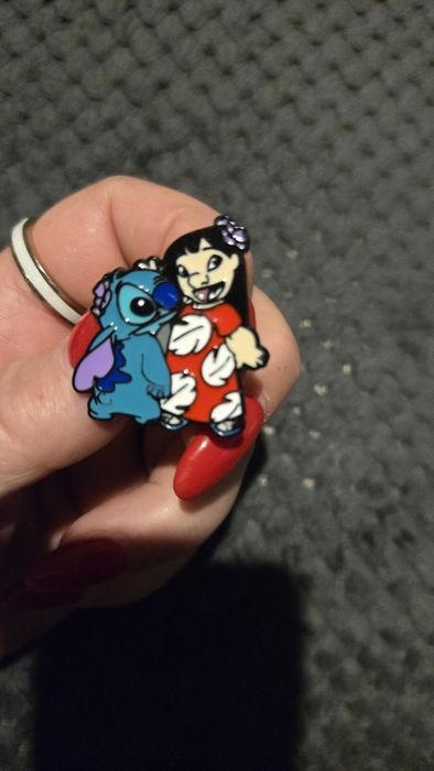 Przypinka Stitch z przyjaciólką..