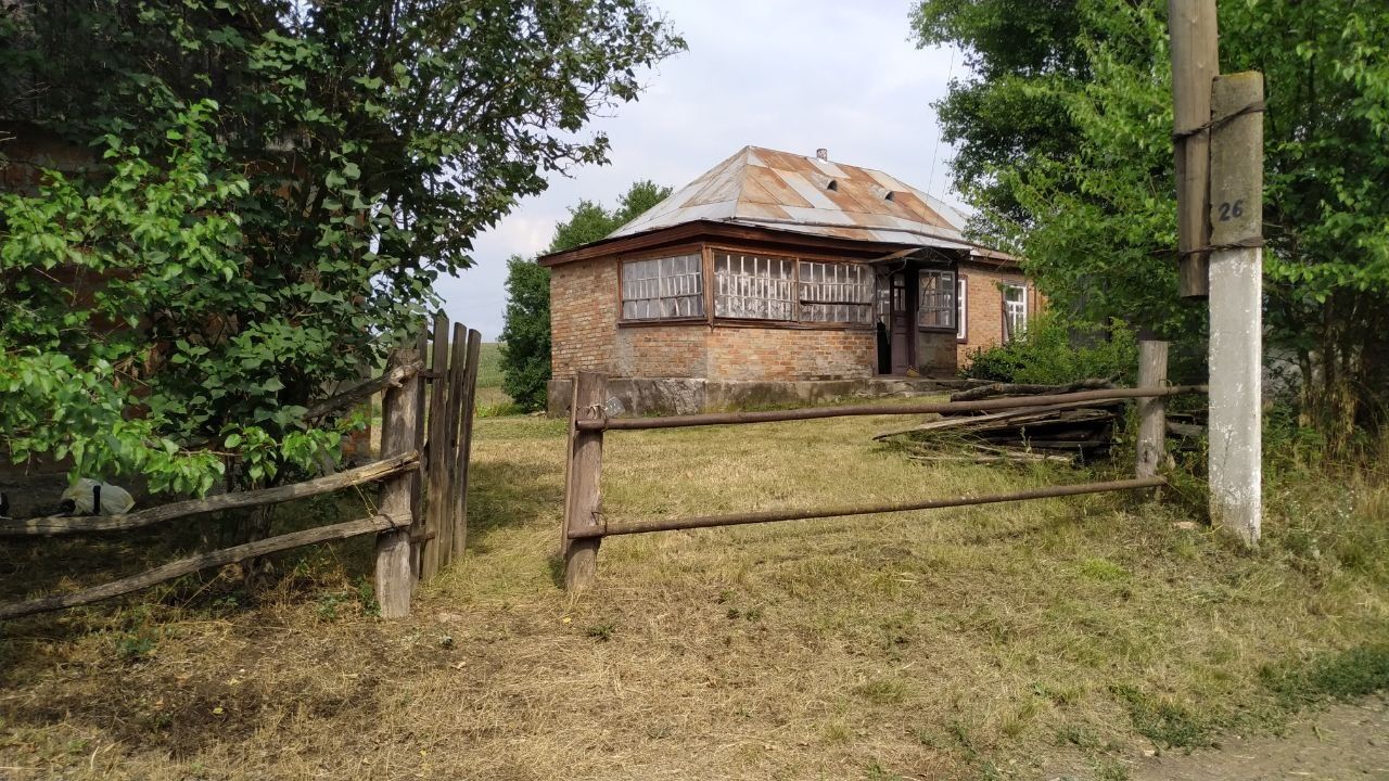Продається цегляний будинок в селі Санжариха.