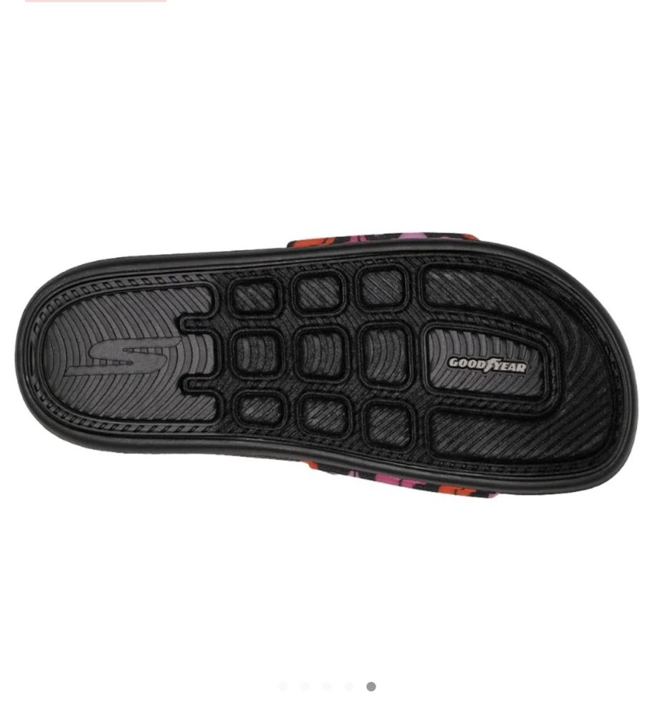 Діана фон Фюрстенберг і Skechers шльопанці