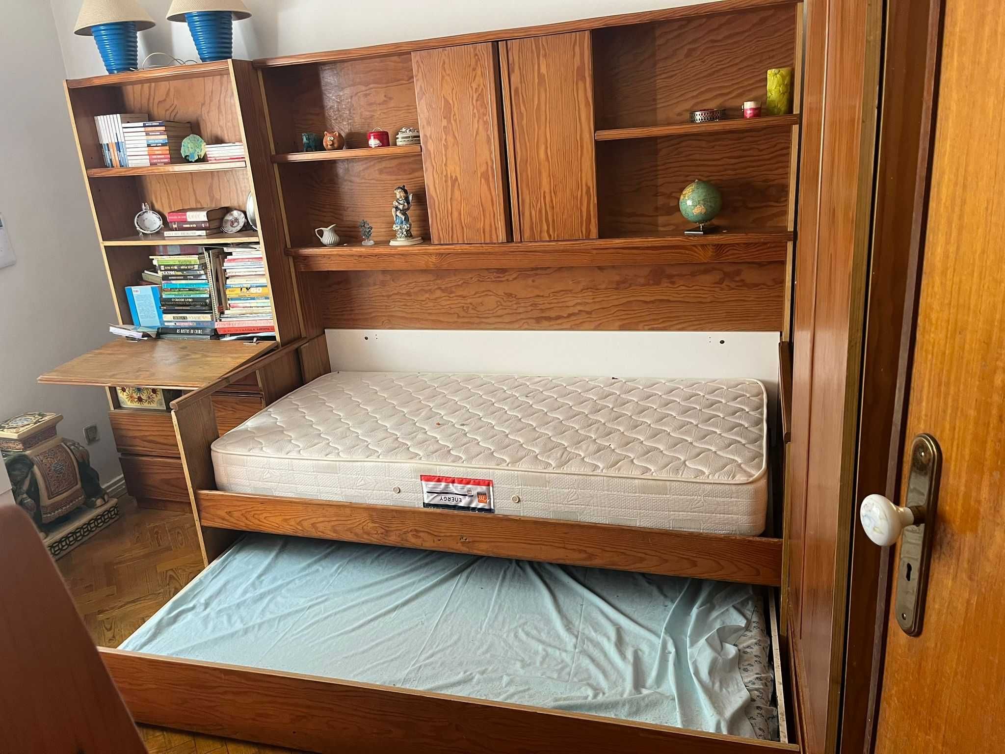 Movel de quarto com duas camas, 1 secretária e 1 roupeiro