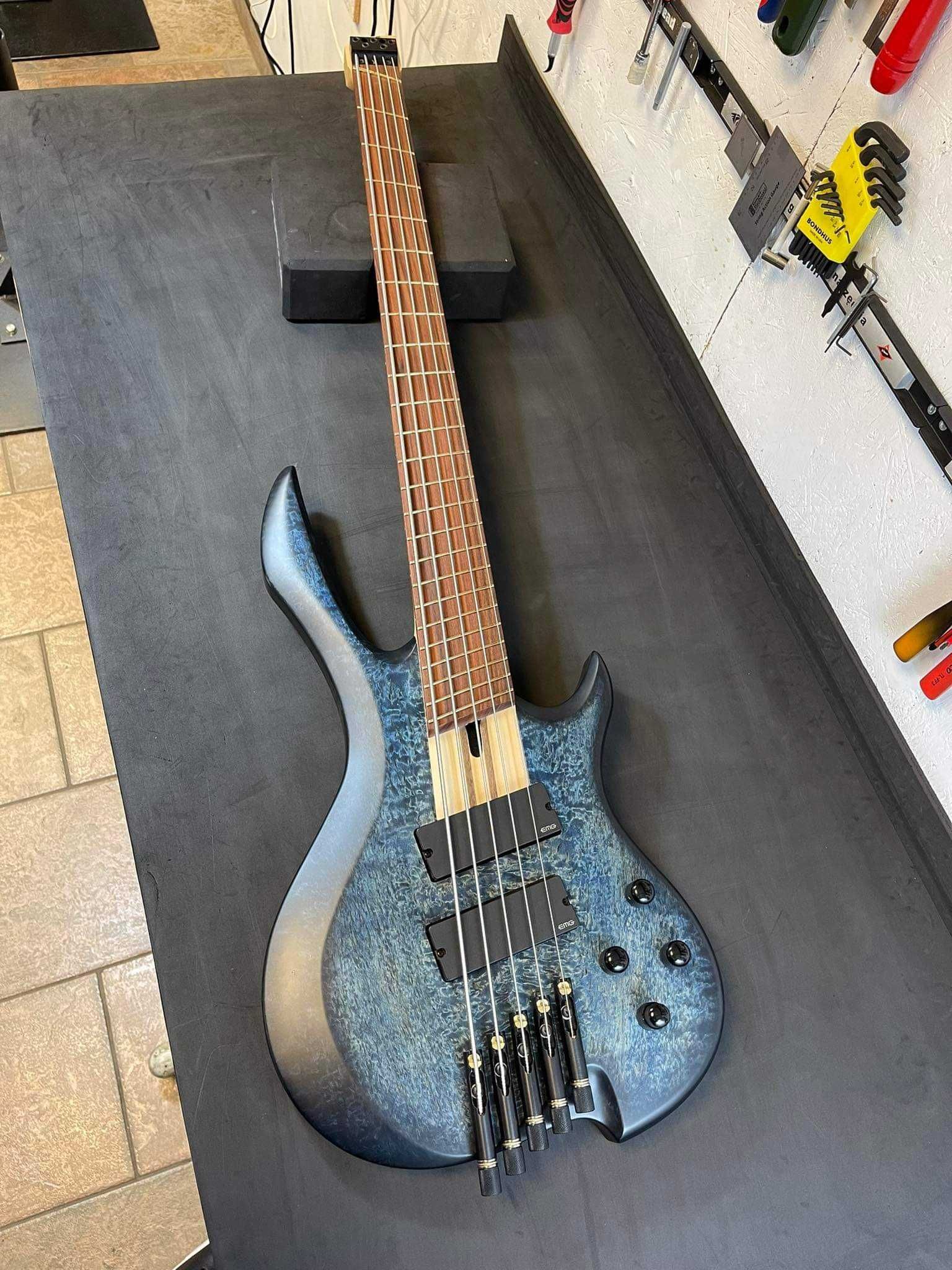 Headless custom bass bezglówkowiec