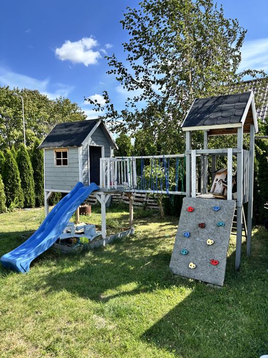 Plac zabaw , domek ogrodowy , zjezdzalnja , scianka wspinaczkowa