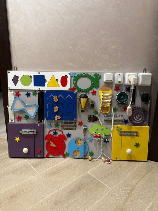 Бізіборд деревʼяний