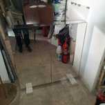 Vendo armário espelhado com prateleiras interiores em vidro temperado