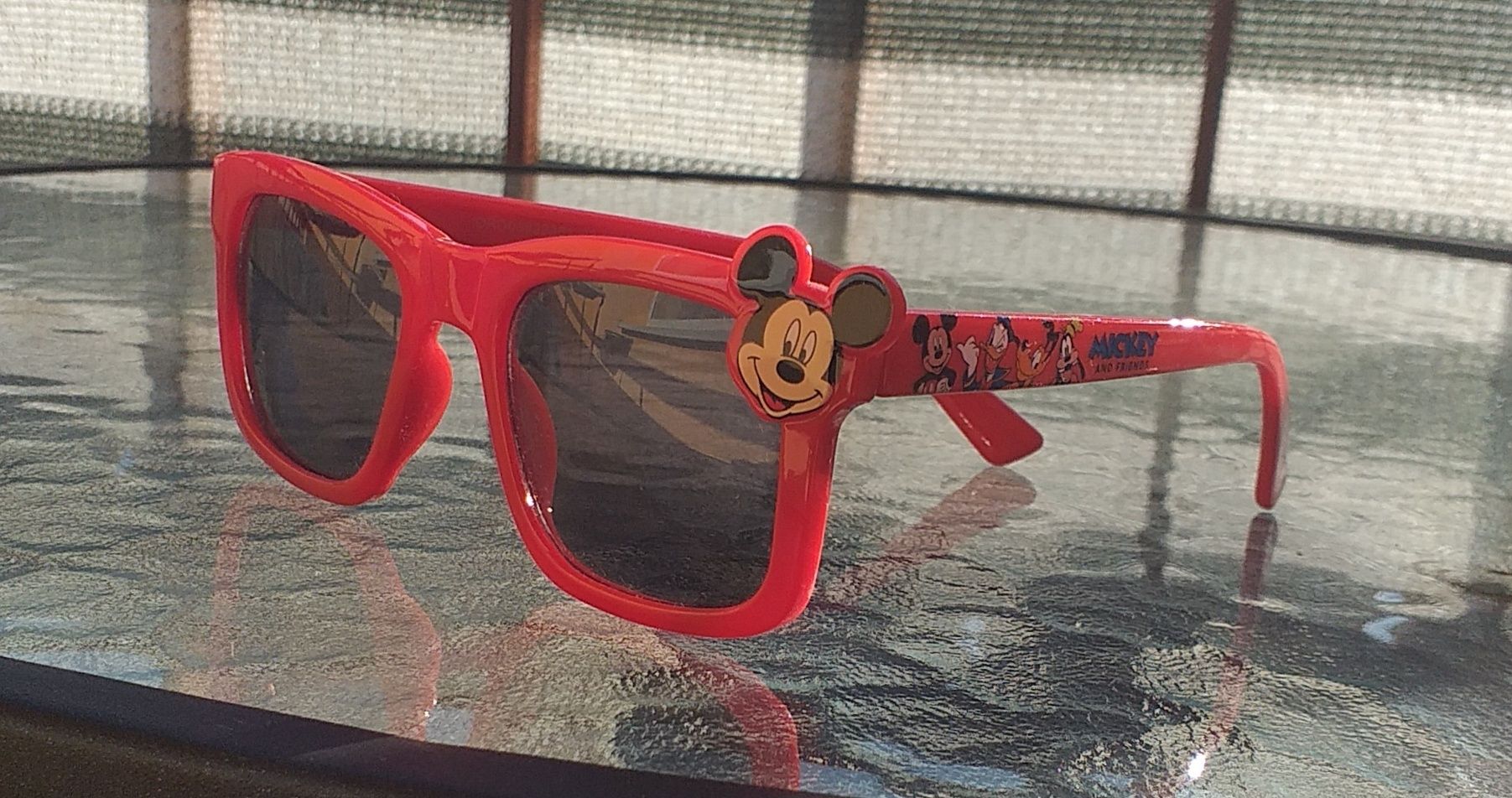 Czerwone okularki przeciwsłoneczne Myszka Miki