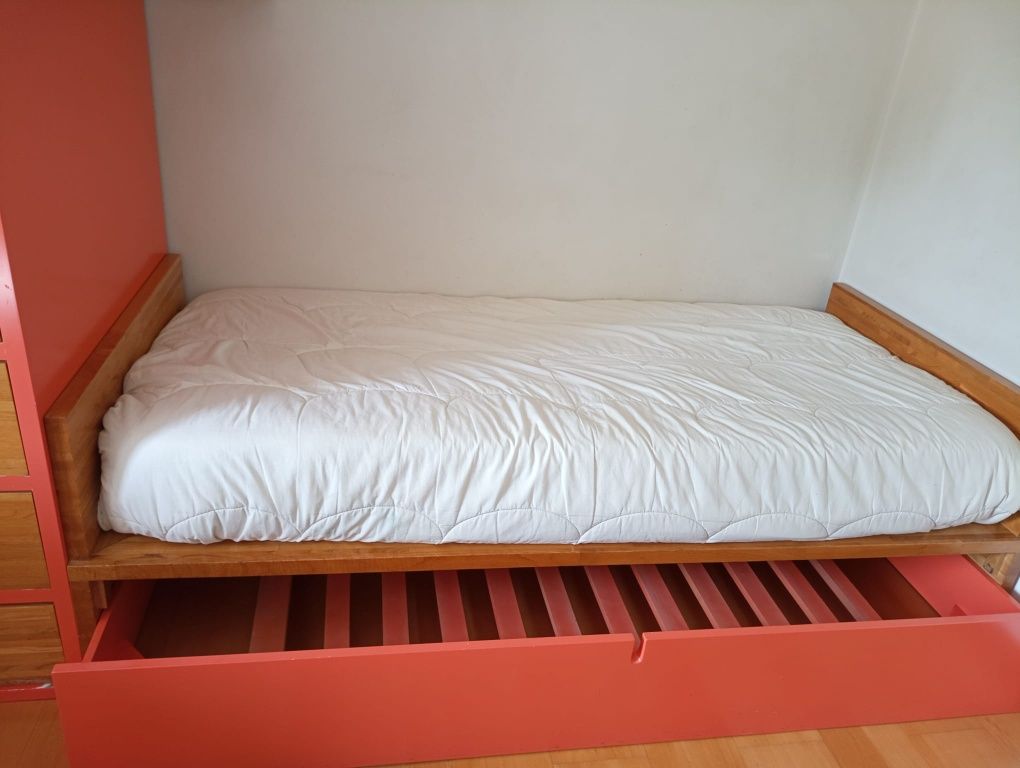 Quarto com 2 camas fixas e mais 1 movel