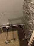 Mesa de apoio em acrilico