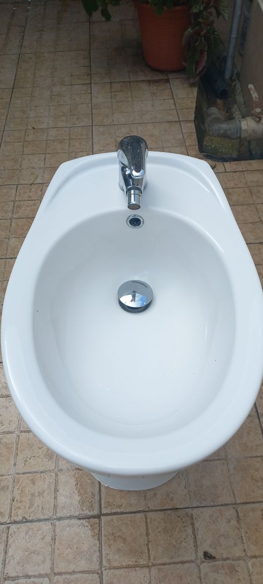 Bide + lavatorio (torneiras incluidas)