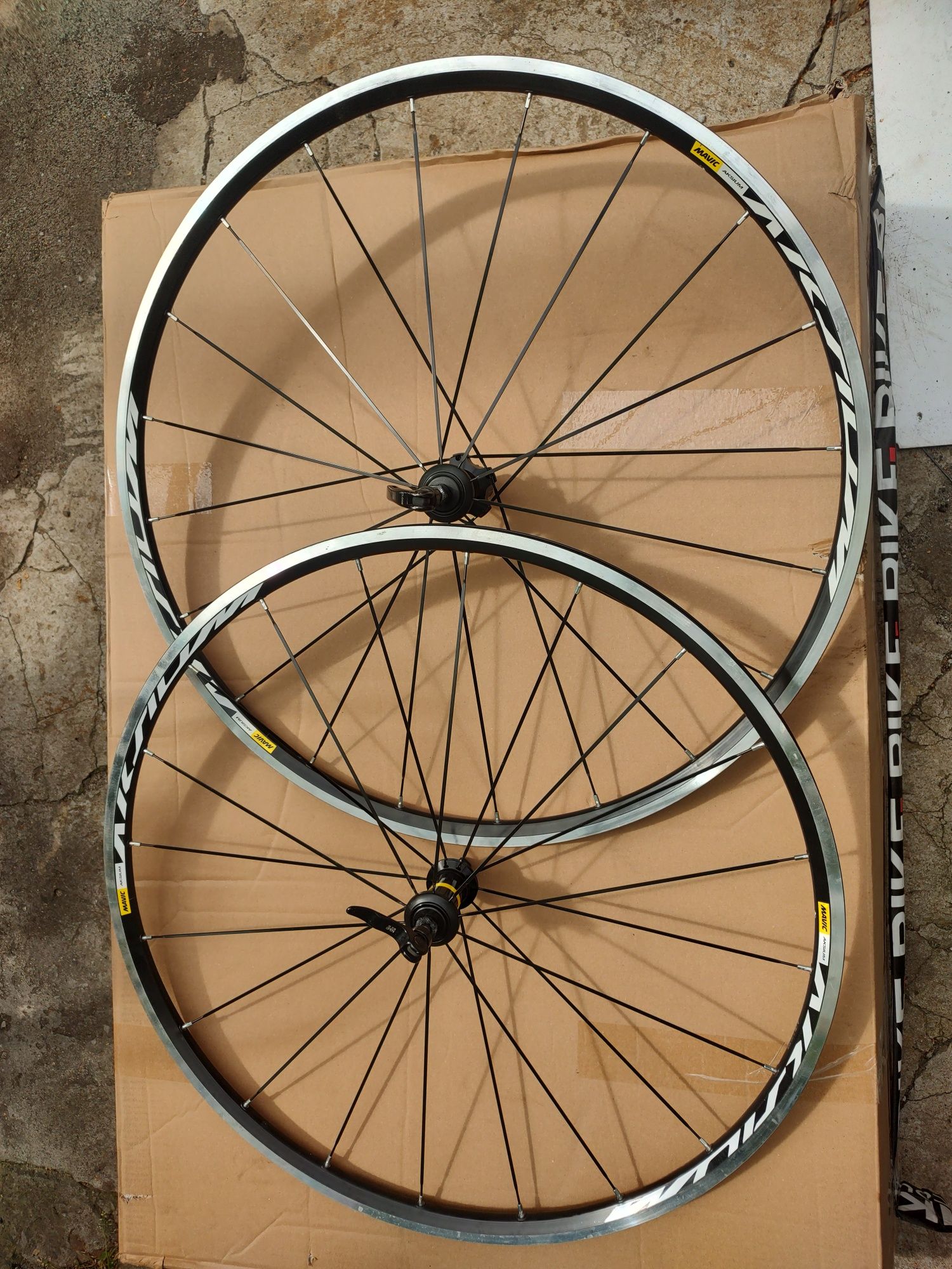 Koła szosowe Mavic Aksium nowe 700c 28" łożyska maszynowe bębenek hg