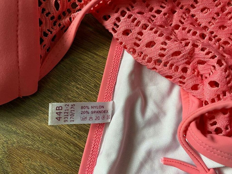 Коралловый цельный Купальник с чашечками 
Размер М ,44В