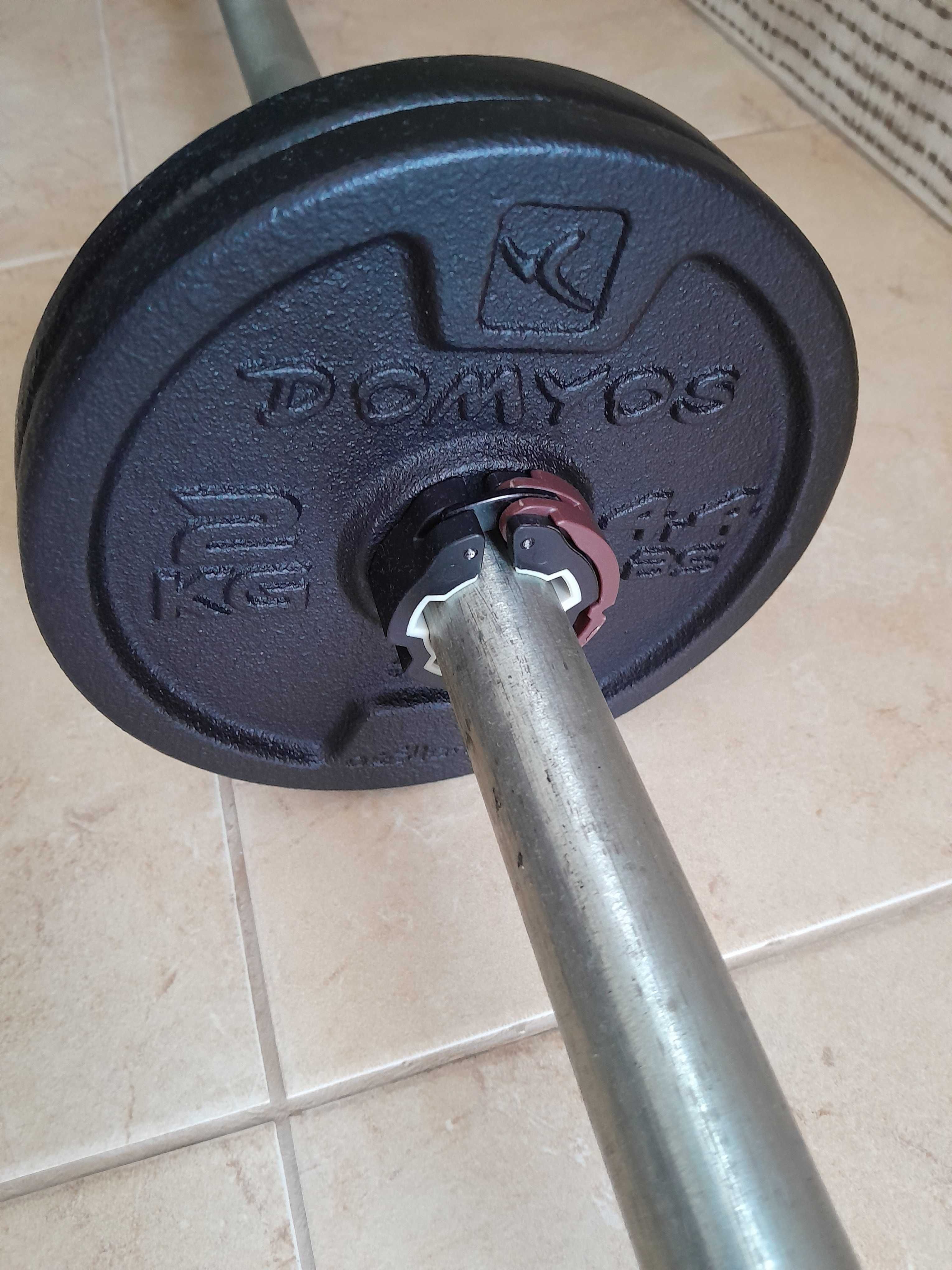 Barra de musculação com pesos