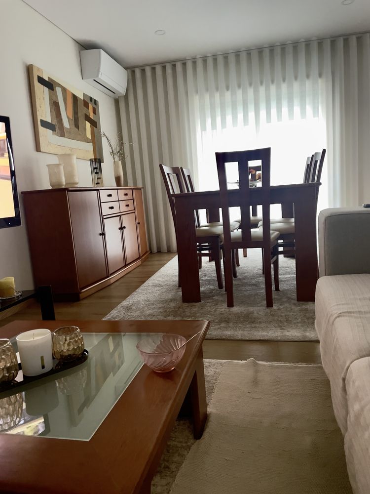 Vende-se Conjunto de Móveis de Sala de Estar e Jantar – Madeira Nobre