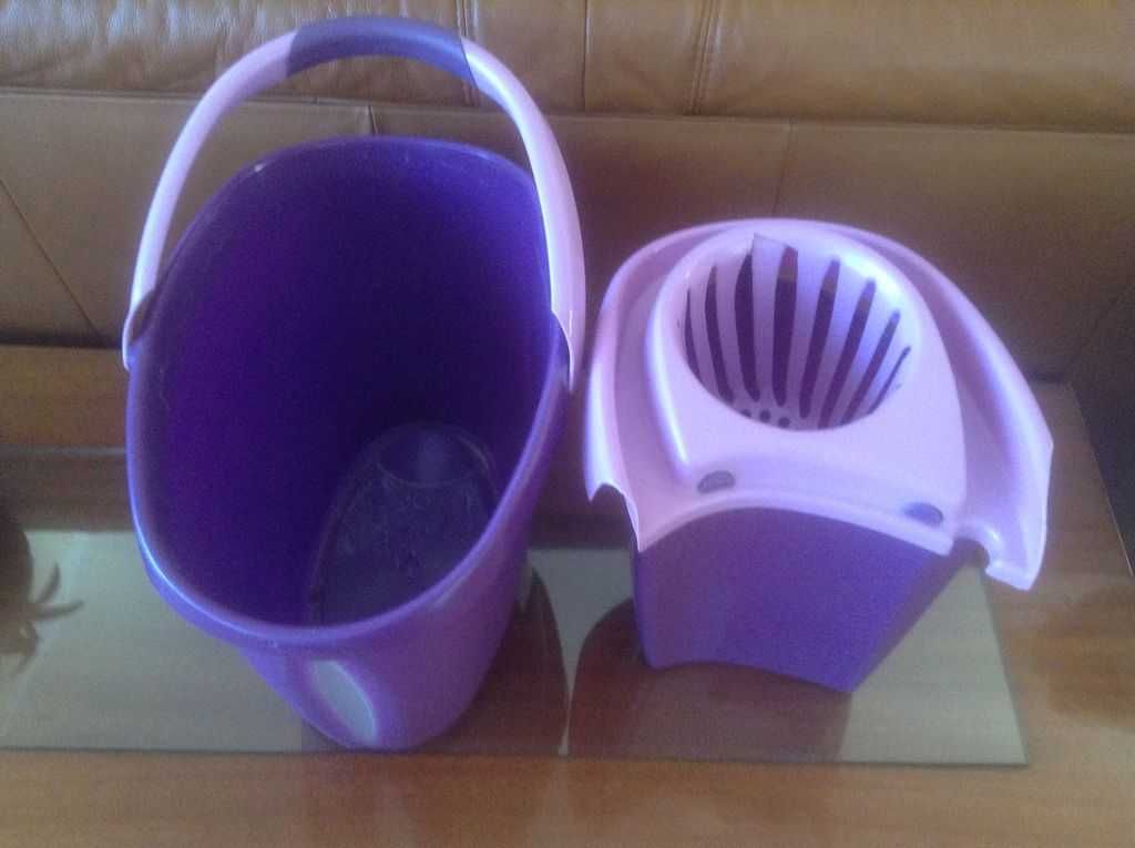 2 w 1  wiadro z wyjmowanym pojemnikiem z brudną wodą.