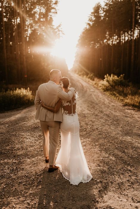 Suknia ślubna syrenka/rybka z piórami, tren r.34-36