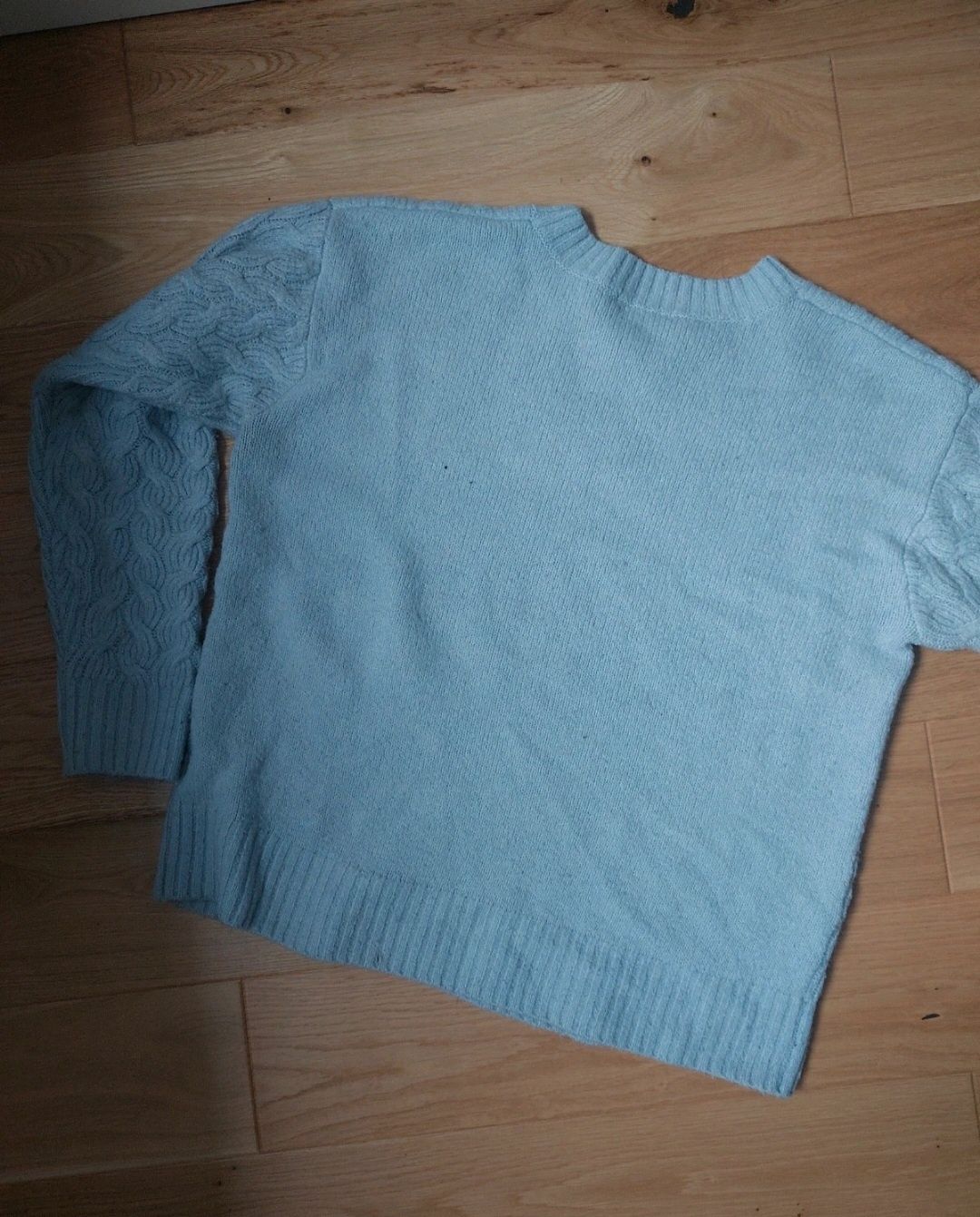 Damski błękitny sweter z warkoczem