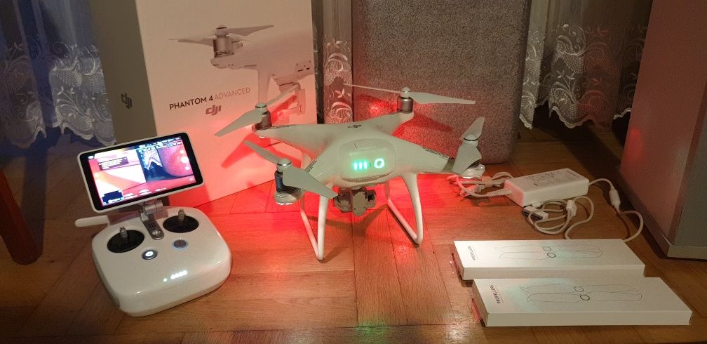 DJI phantom 4 Advanced z ekranem.SUPER