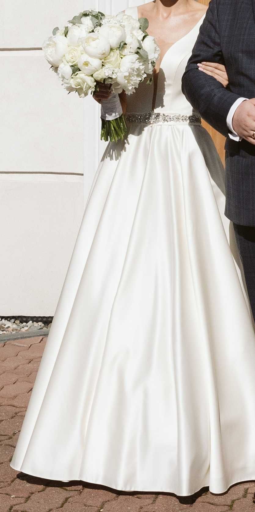 Satynowa suknia ślubna z kieszeniami