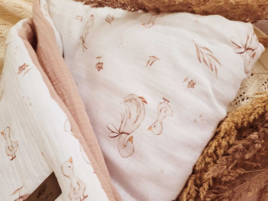 Komplet muślinowej pościeli niemowlęcej w gąski Mrs Dumpling