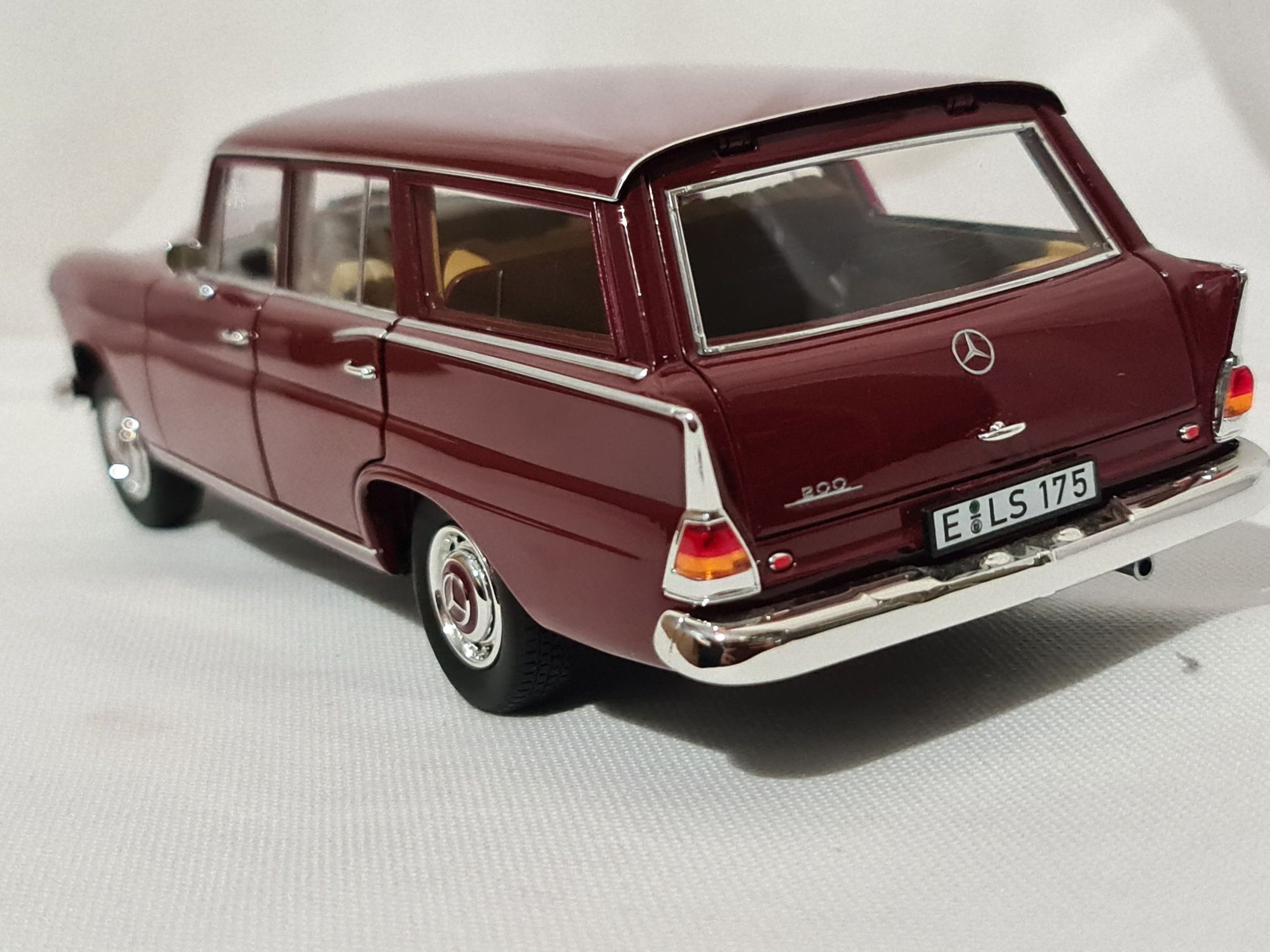 Norev 1:18 Mercedes-Benz 200T Universal (1966)