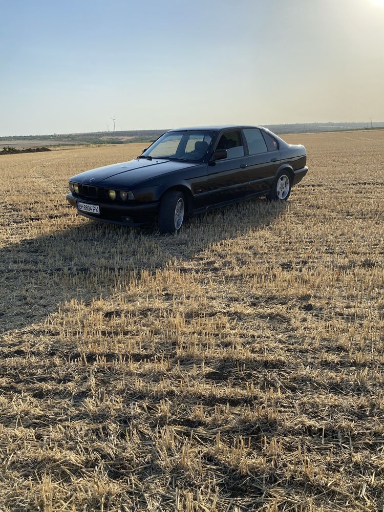 BMW e34 525.
