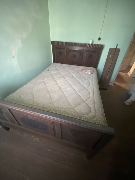 Cama antiga com colchao e armario